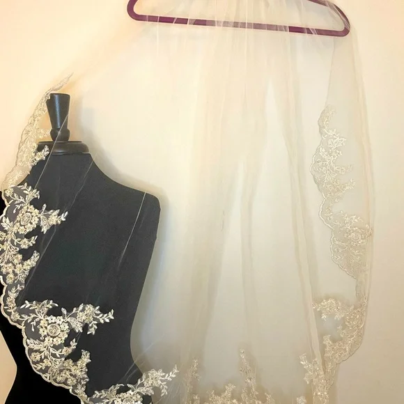 Scalloped Edge Lace Bridal Veil - Picture 3 of 16